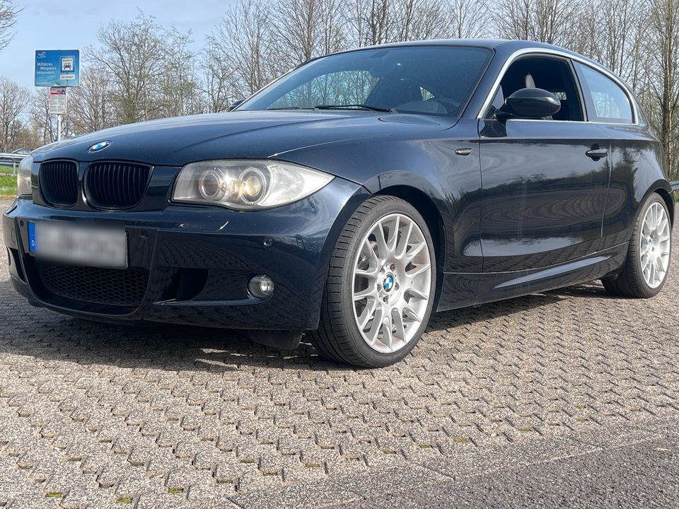 BMW 118i Limited 143ps M-Paket,Carbon-Schwarz in Kreuztal