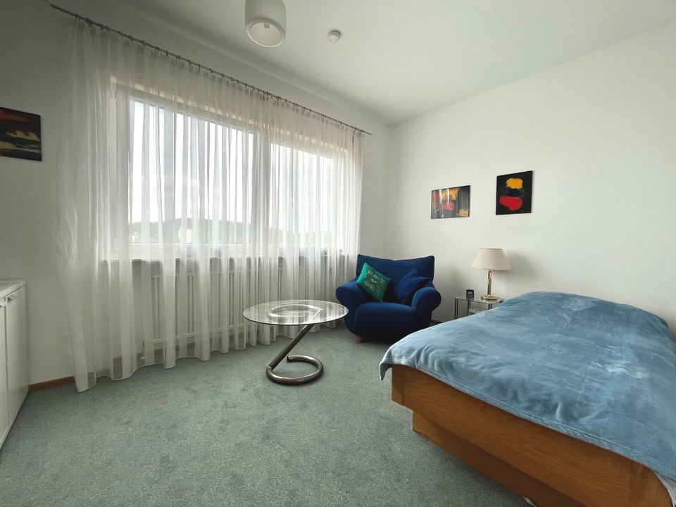 Attraktive Penthouse-Wohnung mit zwei Garagen in bevorzugter Lage von Homburg! in Homburg