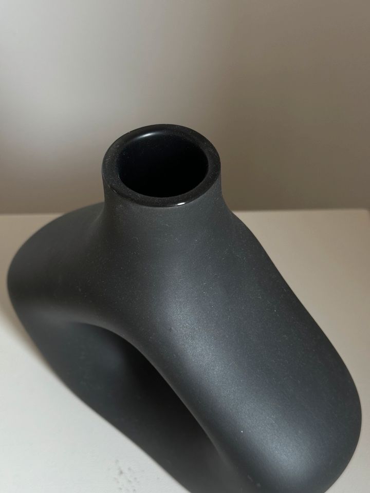 H&M Home Vase Schwarz aus Keramik (2 von 2) in München