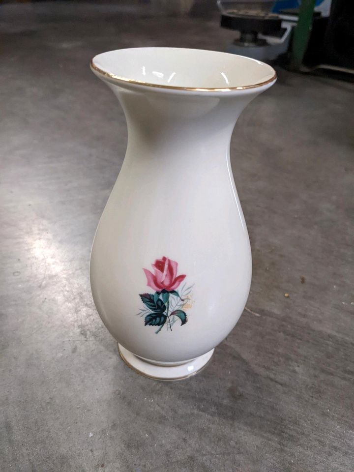 Blumen Vase Porzellan weiß mit Blume rosa gelb Goldrand in Nordhackstedt