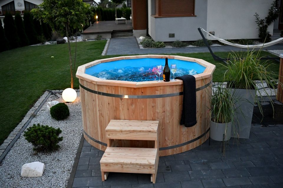 HotTub 200 cm mit Kunststoffeinsatz und Außenofen in Berlin