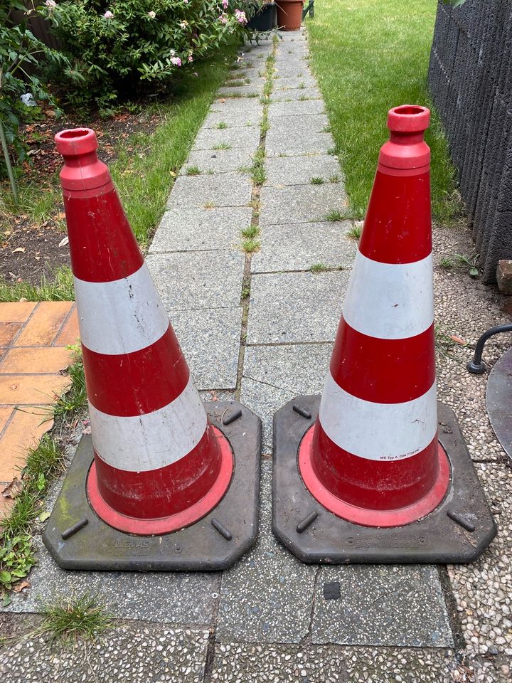 2 Verkehrspylone/Leitkegel Schwer in Duisburg