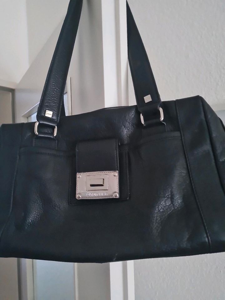 Calvin Klein Schultertasche schwarz Leder 24x40 in Essen