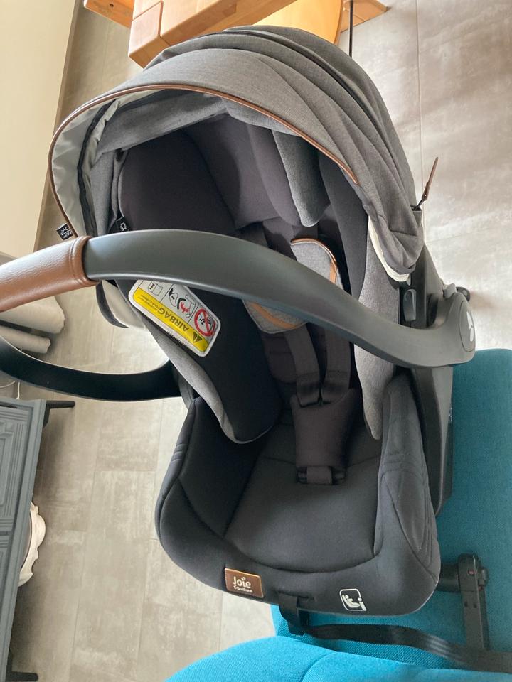 Joië Signature Babyschale i-Level mit Isofix Station i-Base SX2 in Uslar