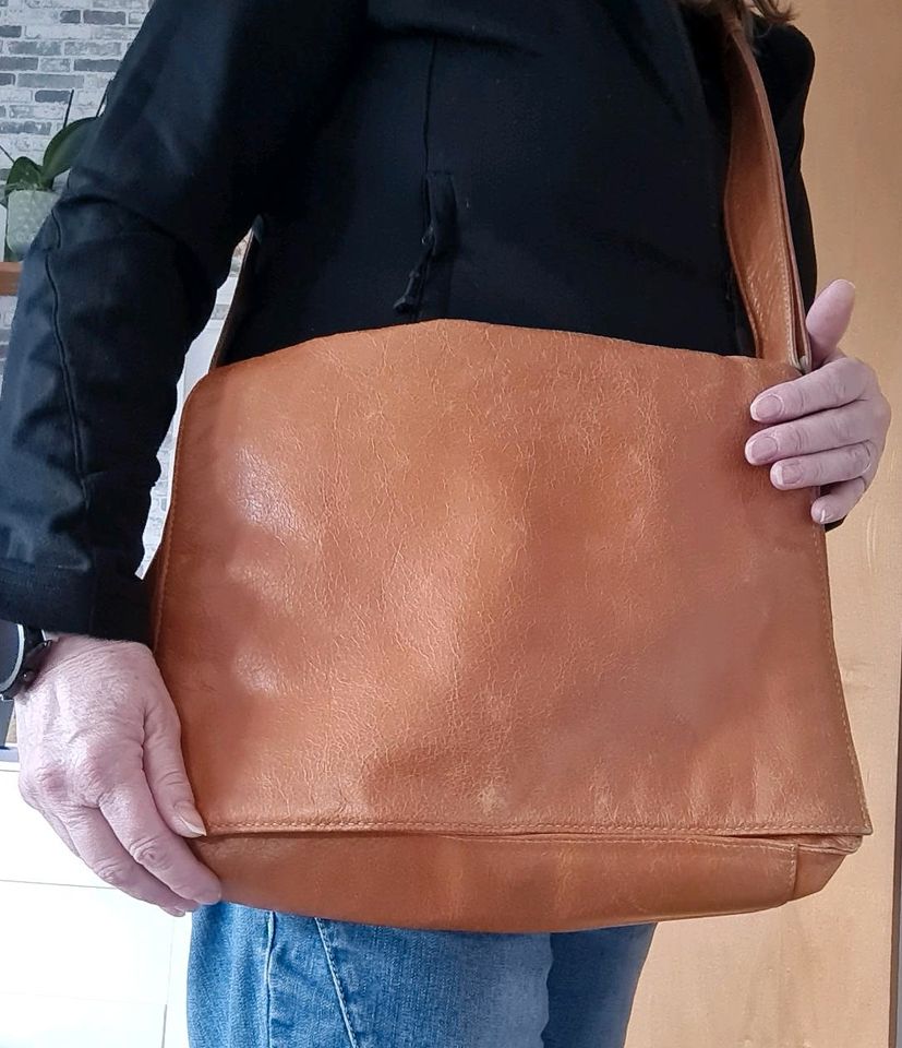 Damen Handtasche Umhängetasche aus Leder in Cognac in Hattstedt