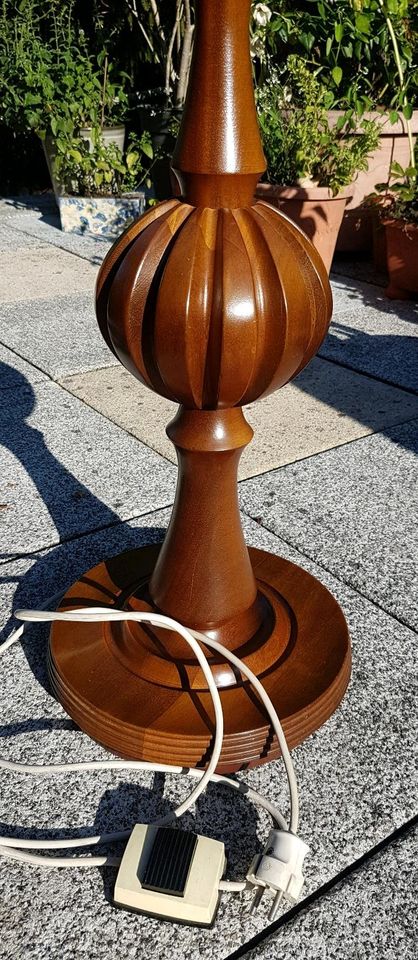 Stehlampe Holzfuß Antik 50er/60er Höhe 142 cm in Beckingen