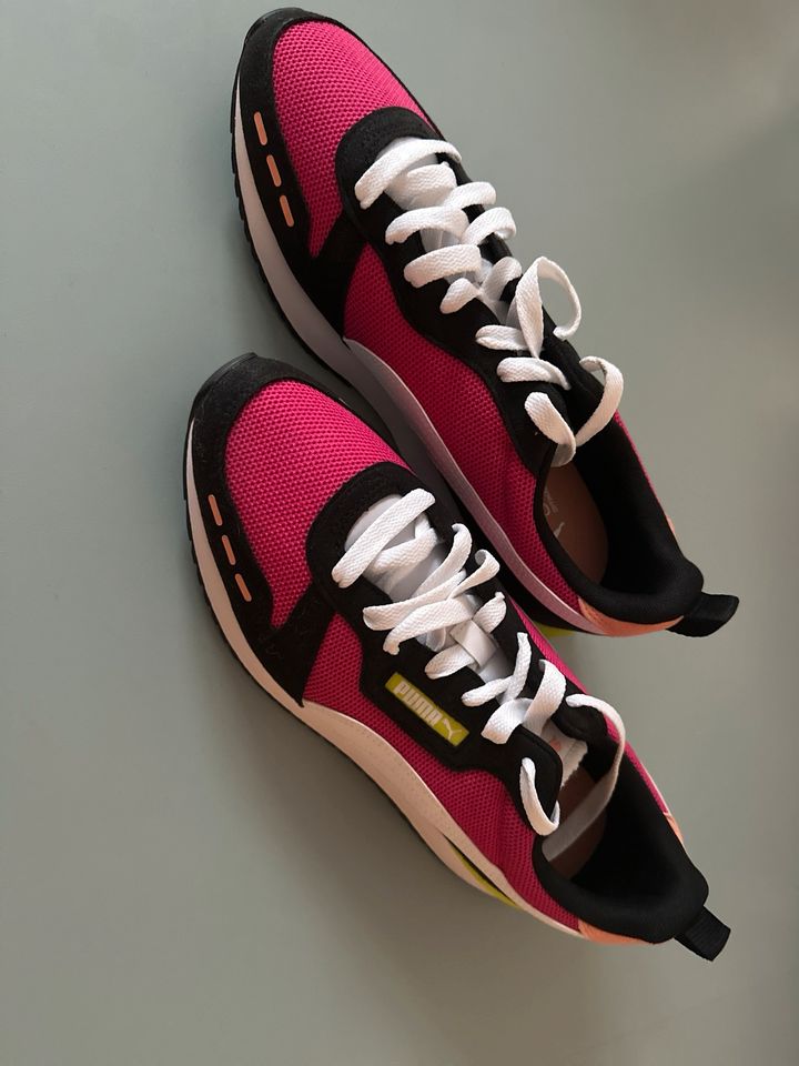 Puma Sneakers Gr. 46 UK 11 Pink, rosa, schwarz, neon in Berlin