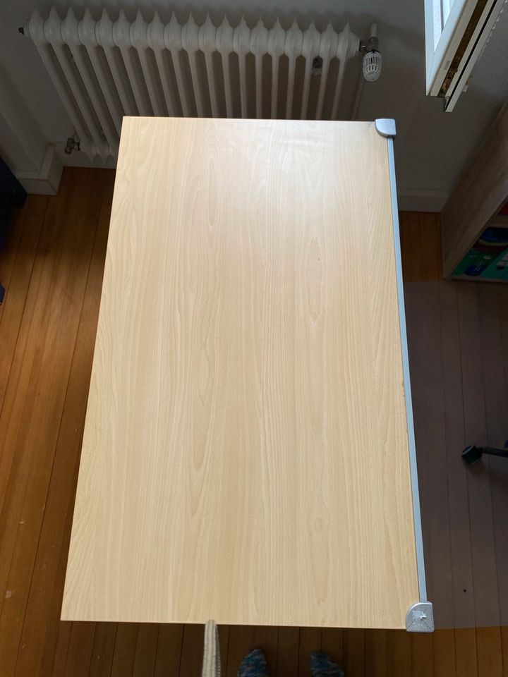 Höhenverstellbarer Schreibtisch mit Ablage in Bühl