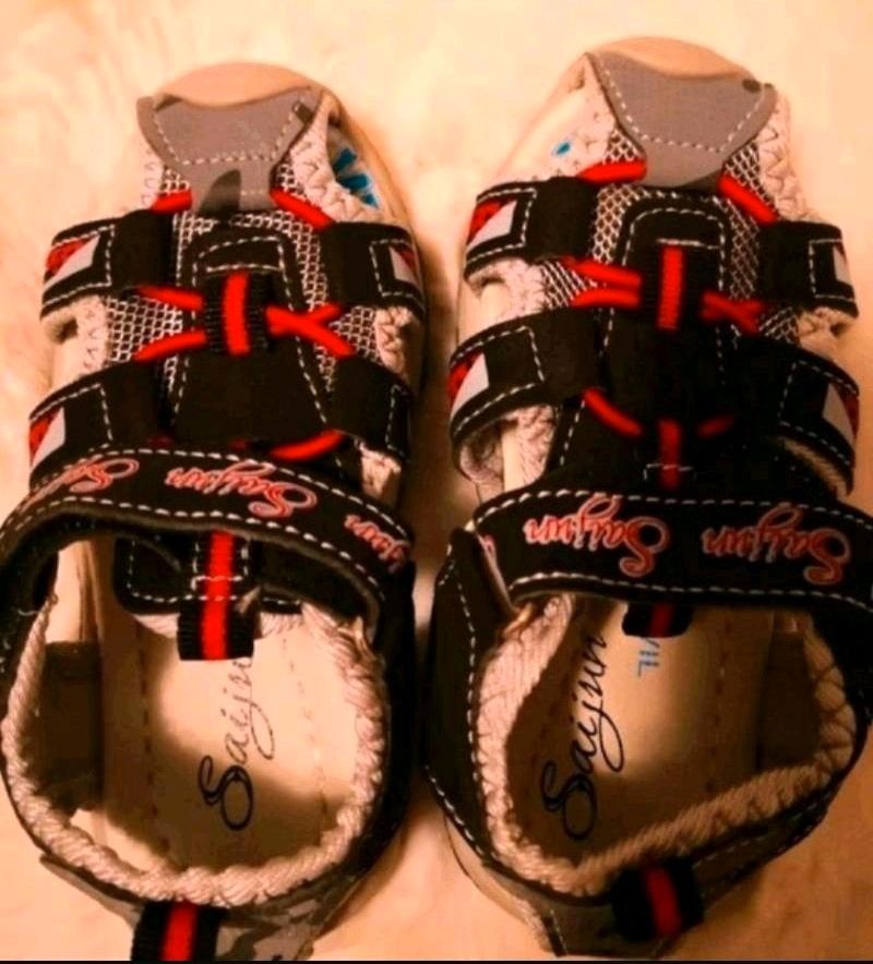 Paket Kinderschuhe Sandalen Sneaker in Burscheid