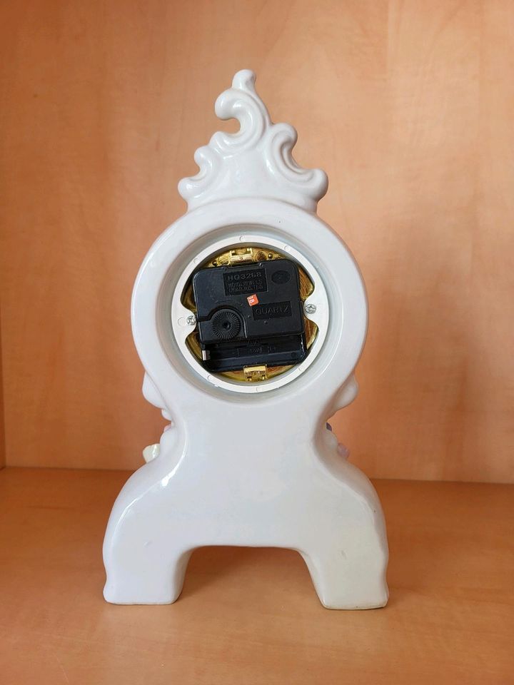 Porzellan Uhr vintage Zeiger defekt in Groß Wittensee
