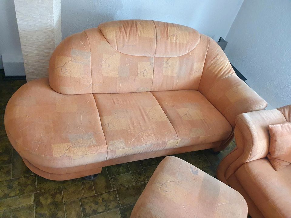 Couchgarnitur in gutem Zustand mit Hocker in Rülzheim