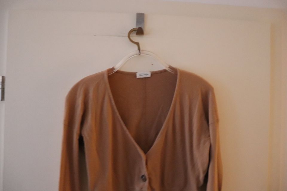 AV American Vintage  Strickjacke Cardigan 95% Baumwolle M ripped in Bonn