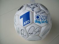 FB-WM-Ball 1990 mit Zusatzautogrammen ZDF-Sportstudio - NEU Hessen - Groß-Gerau Vorschau