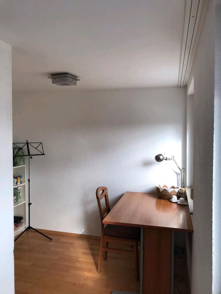 Ein schönes separates Zimmer mit eigener Toilette zu vermieten in Stuttgart