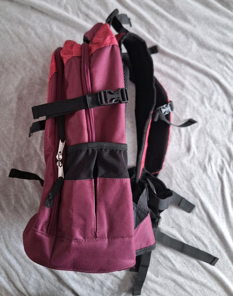 Schulrucksack mit vielen Details, neu in Kerpen