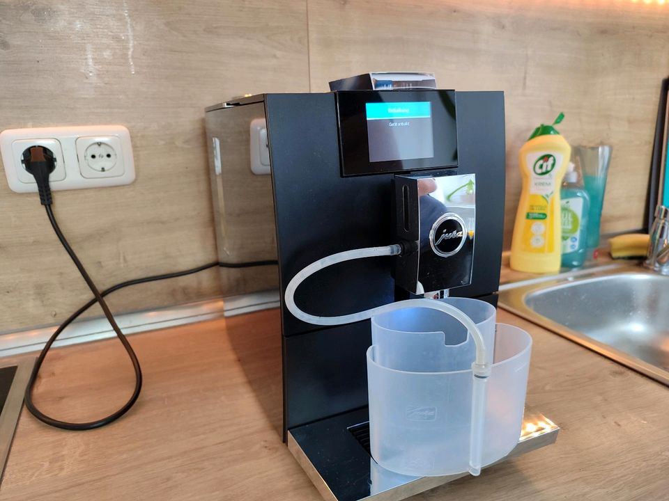 Jura Kaffeevollautomaten ENA 8 Voll Touchfunktioniert einwandfrei in Düsseldorf