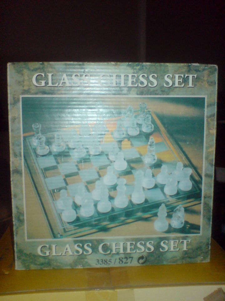 Schachspiel aus Glas in Hannover