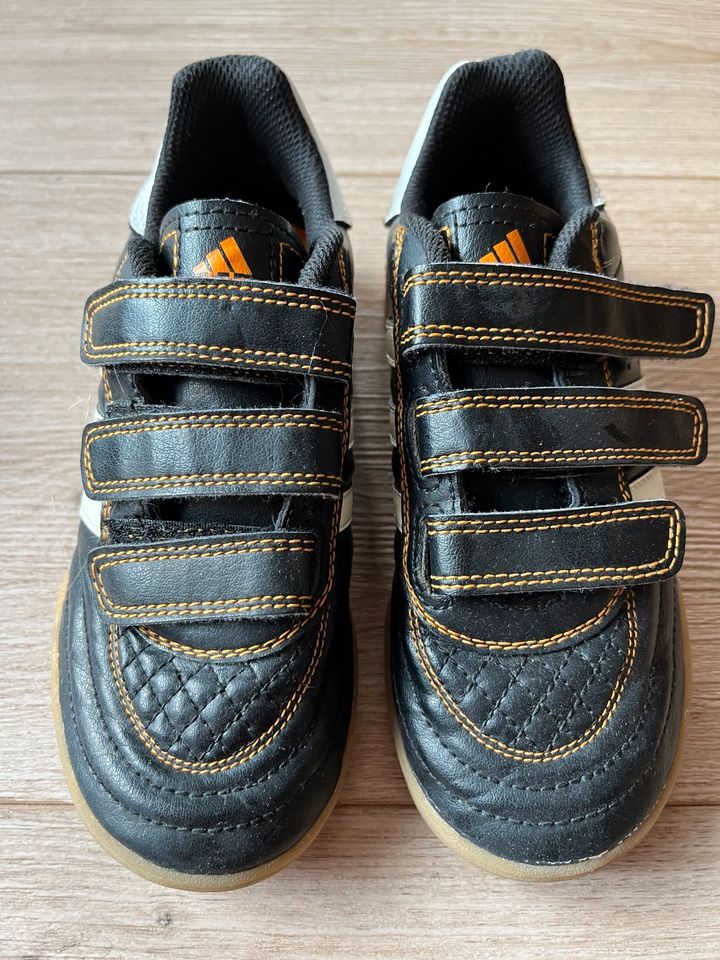 Hallenturnschuh Sportschuh Fußball Adidas Größe 32 schwarz Schule in Lennestadt