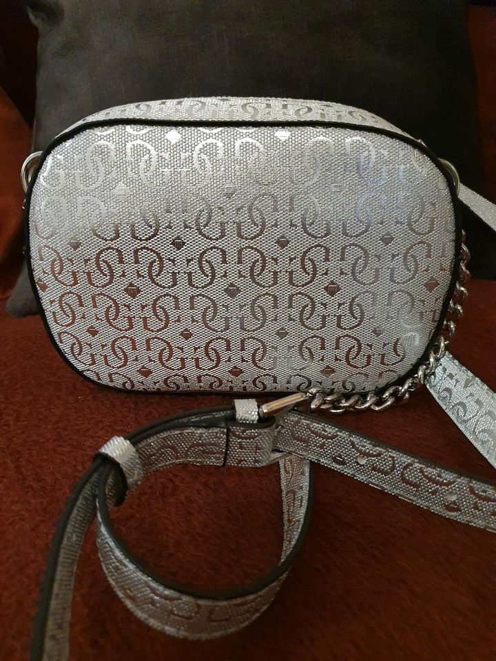 Guess silberne Tasche in Lingen (Ems)