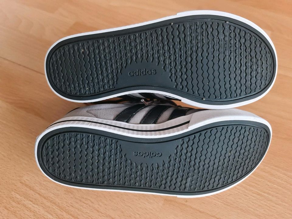 Sportschuhe Adidas Gr 34 Kinder fast Neuwertig in Berlin