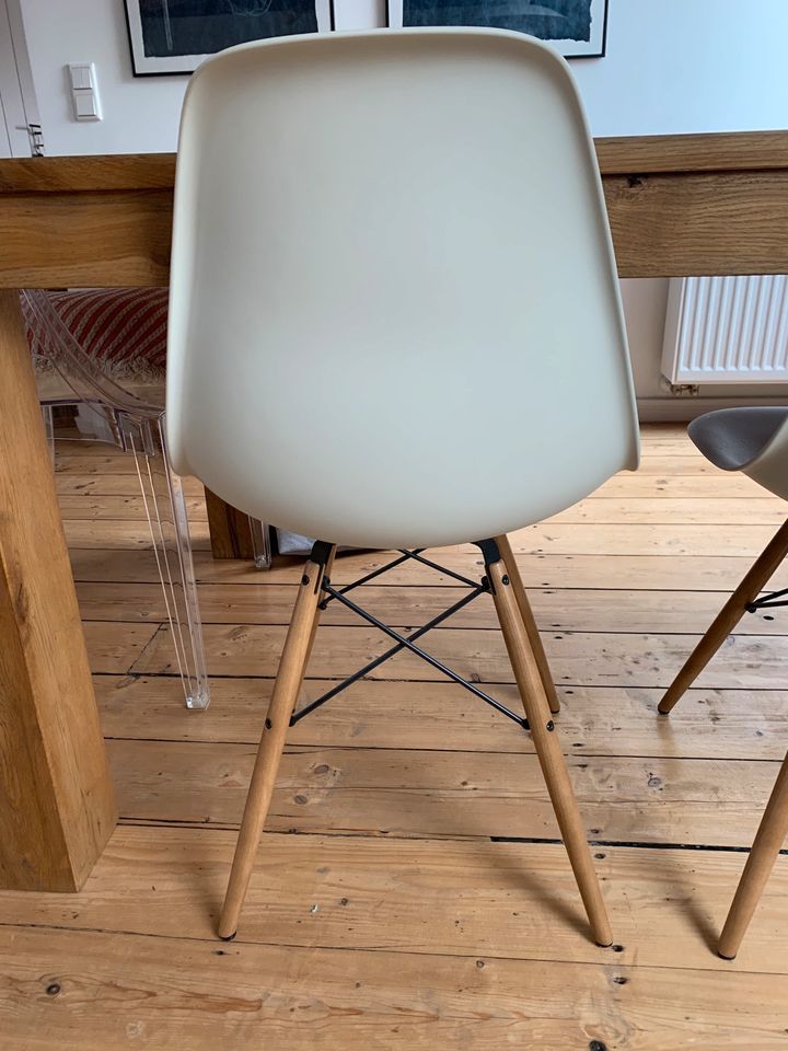 Vitra Eames Stühle in der Farbe Kieselstein in Edenkoben