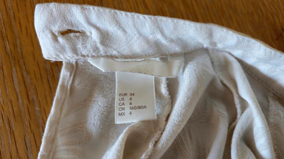 Schicke gemusterte Bluse mit langen Ärmeln von H&M in Dresden