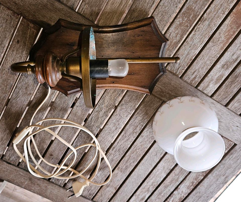 Wandlampe auf Holz in Badem