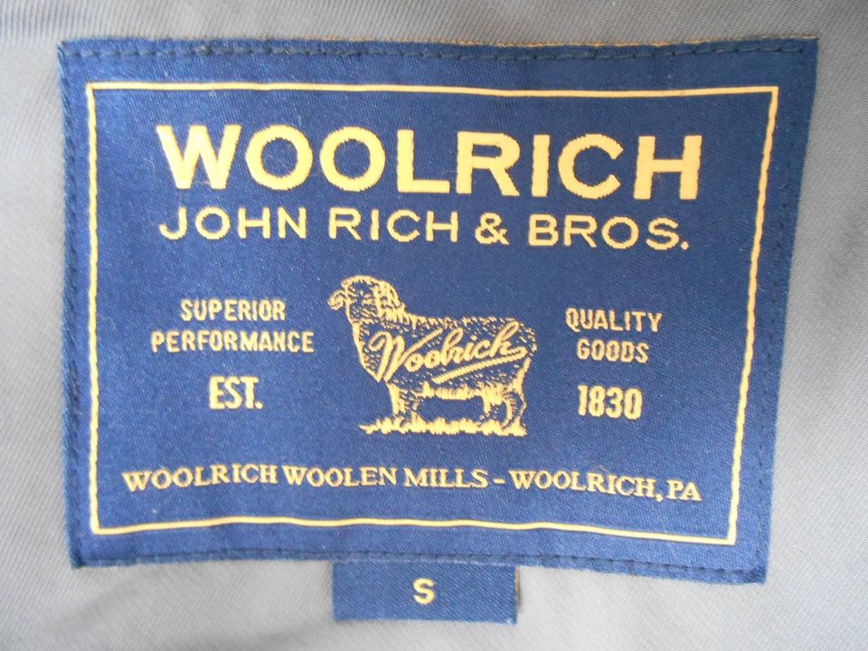 Schicke Damen Jacke von WOOLRICH, Gr. S, Farbe: Khaki in Marburg