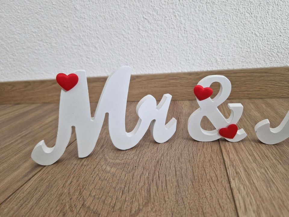 Mr und Mrs Holz Deko für Hochzeit weiß mit roten Herzen Schild in Berkheim