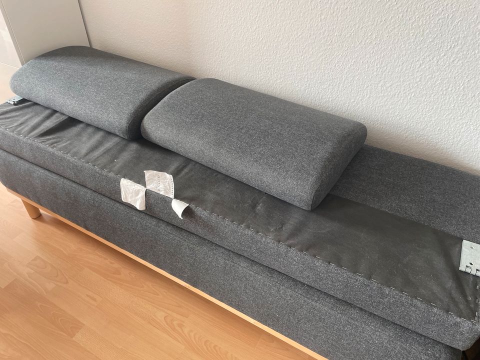 Sofa ohne Schrauben und Rückenpolster in Grevenbroich