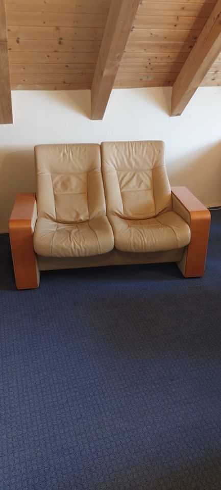 Leder Couch in beige mit verstellbaren Sitzen Zweisitzer in Wittenberg