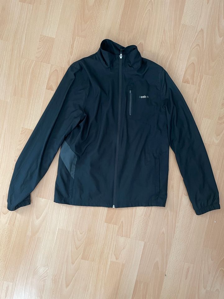 Reebok Trainingsjacke Damen S Regenjacke schwarz in Wolfsburg