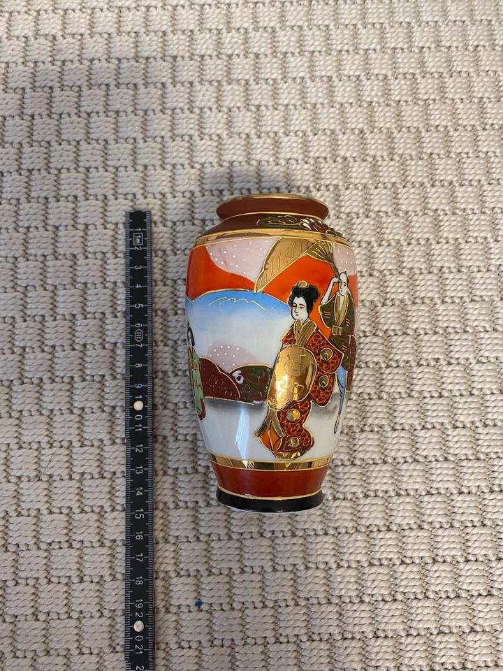 Handbemalte chinesische Vase Porzellan mit Golddetails Dekovase in Haimhausen