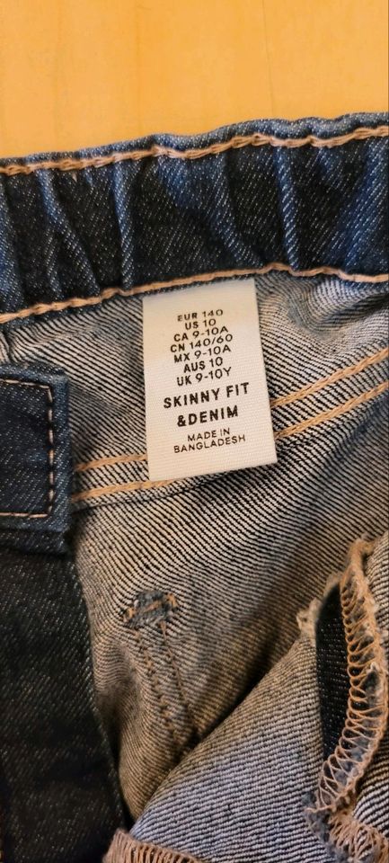 Jeans H&M gr. 140 neuwertig Skinny Fit & Denim Hose in Berlin