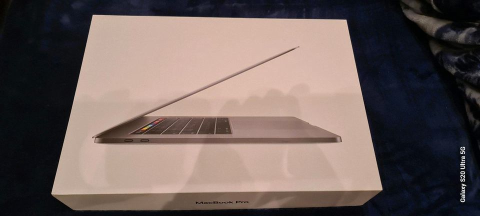 Apple Macbook Pro 15" 2018 I7 6 Core 2,6 GHz 16 GB RAM 512 GB in Bedburg-Hau