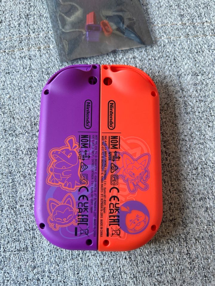 Nintendo Switch Joy con Gehäuse Pokemon Karmesin & purpur joycon in Kaarst
