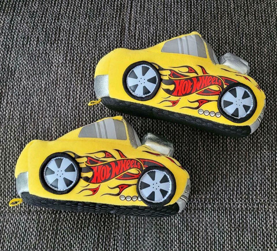 NEUwertig H&M Hot Wheels Hausschuhe Gr. 23/24 in Crivitz