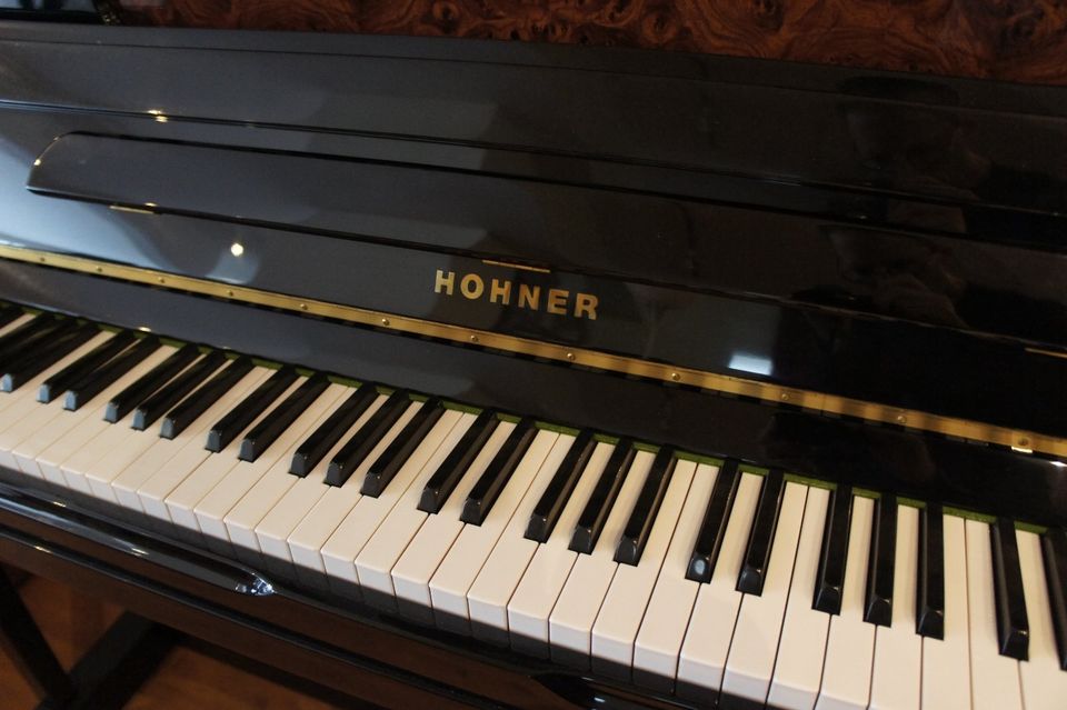 Hohner Klavier - Modell 120 - schwarz hochglanz mit Medallion in Auggen