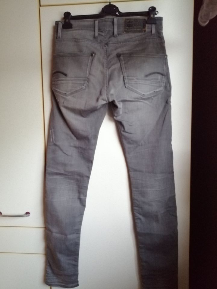 G-Star RAW Jeans Revend Super Slim Gr.30/34 grau Destroy Reißvers in Langenberg