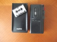 DIKTIERGERÄT " SANYO " MIT MICROCASSETTE UND SCHUTZTASCHE Sachsen - Riesa Vorschau