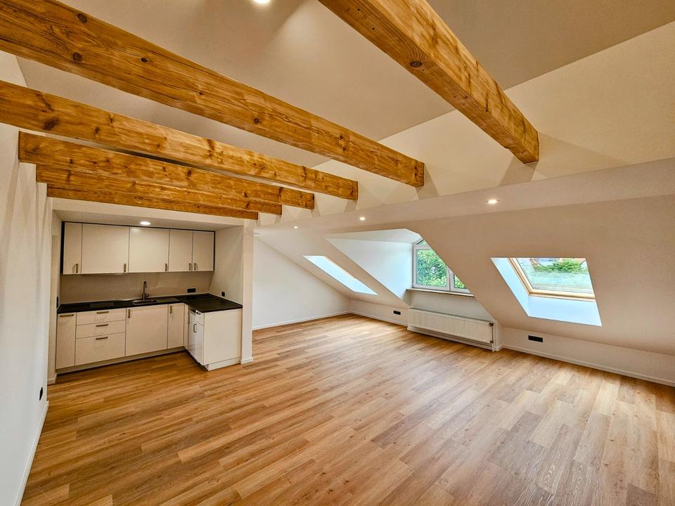 Modernes 7-Zimmer-Reihenhaus, 2 x Einbauküchen, privater Garten