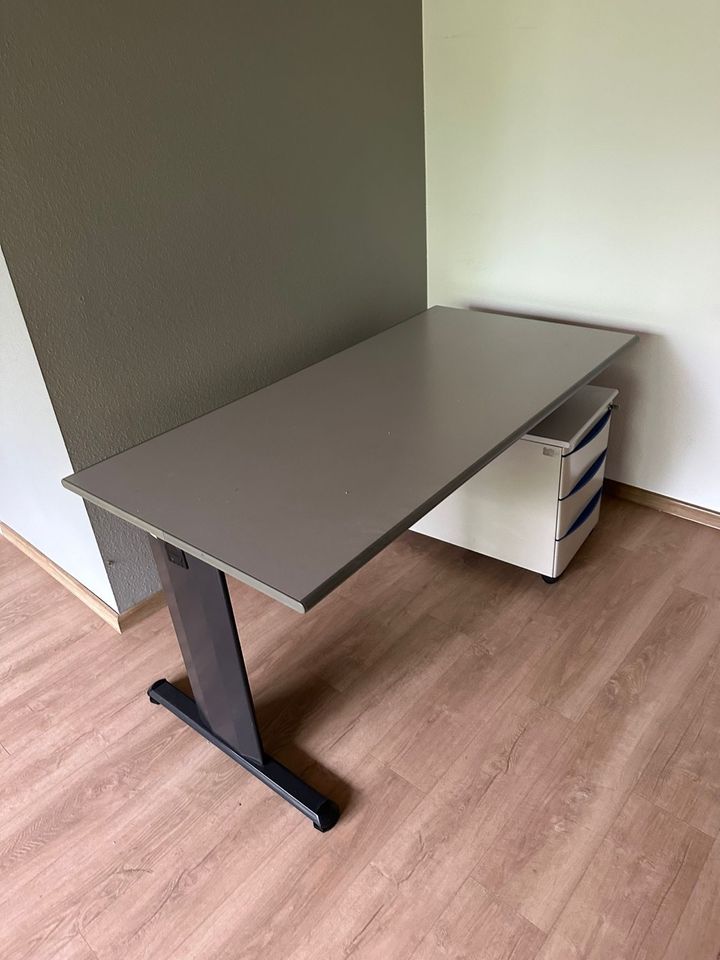 Büro Tisch / Grau in Ginsheim-Gustavsburg