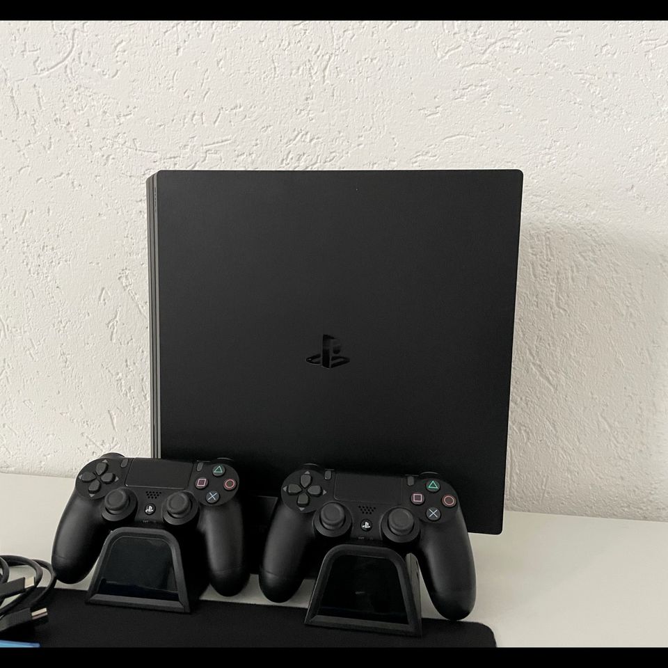 PlayStation 4 Pro 1Tb + 2 Controller + Kühlung Lüfter + Lenkrad in Rheinberg