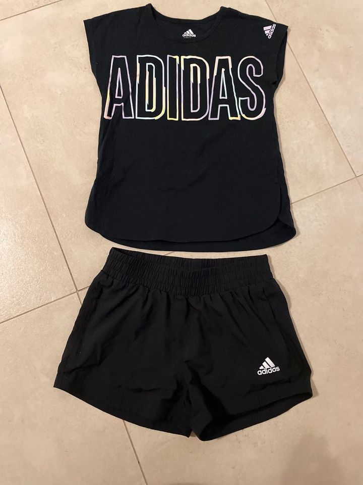 Adidas Sporthose und Shirt in Senzig