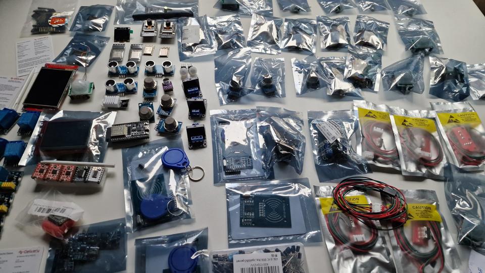 ESP32 Arduino Basteln u.a. HC-SR501, AM312, MQ-135, HC-SR04 etc. in Riegelsberg
