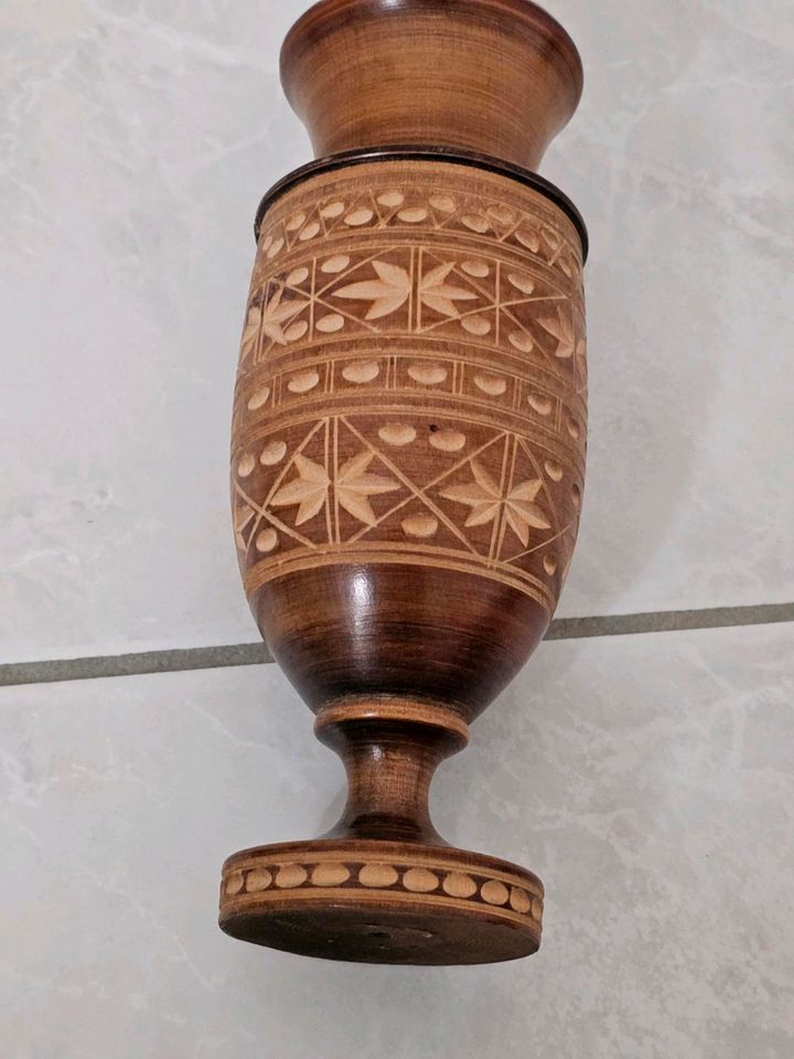 Geschnitze Vase aus Holz, Vintage in Berlin