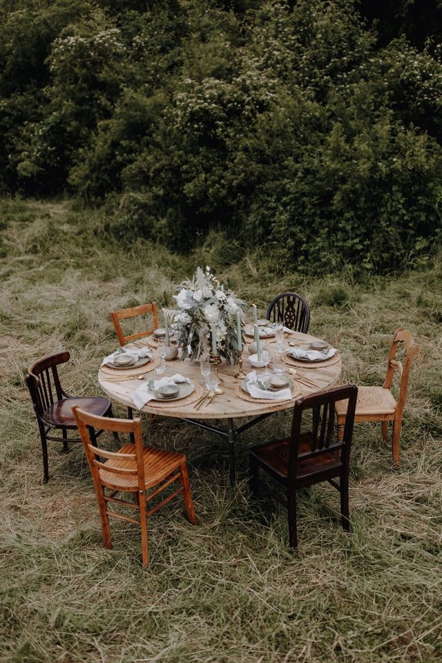 Boho Hochzeit Dielentisch Holzbohlen Bänke Stühle mieten leihen in Sommerhausen Main