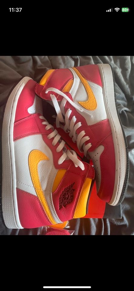 Jordan 1 Retro High OG Fusion Red in Worms