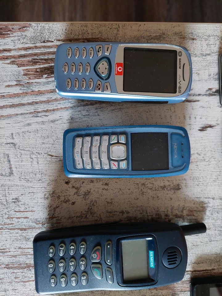 Verkaufe mehrere alte Handys! in Schlieben