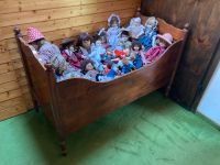 Antikes Kinderbett mit verschiedener Puppen Baden-Württemberg - Leonberg Vorschau